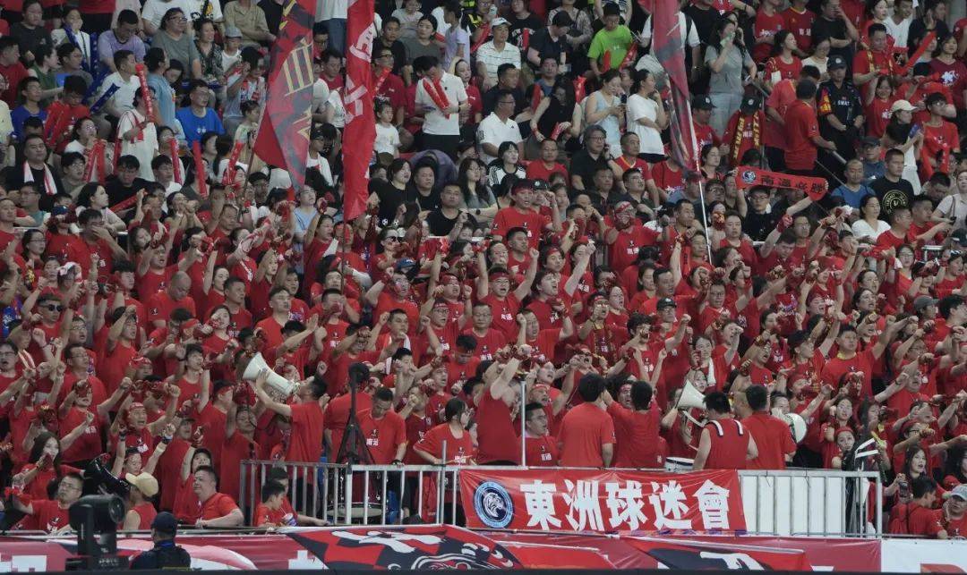 九游娱乐官方-球员展现超强攻击力，帮球队主场赢得胜利